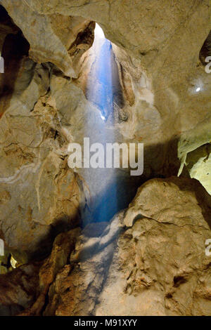 Höhlen, Queensland, Australien - 27. Dezember 2017. Sonnenlicht strahlt durch eine 14 m vertikale Welle in Belfry Höhle der Capricorn Caves System in der Stockfoto