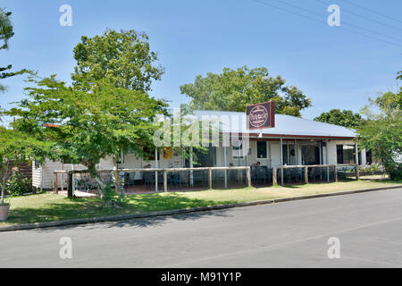 Pinnacle, Mackay, Queensland, Australien - 1. Januar 2018. Außenansicht der historischen Gebäude von Pinnacle Hotel und Torte shop besetzt, mit Menschen ein Stockfoto