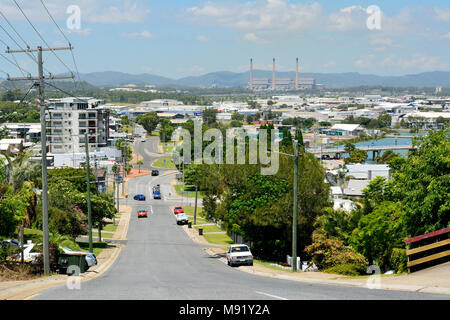 Gladstone, Queensland, Australien - 3. Januar 2018. Eine steile Straße hinunter, in einer hügeligen Gegend von Gladstone, Richtung Powerhouse, mit buildi Stockfoto