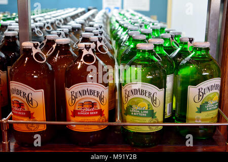 Bundaberg, Queensland, Australien - 4. Januar 2018. Flaschen von Bundaberg root Bier im Kühlschrank. Ingwer Bier und Zitrone, Limette und Bitter root Beer. Stockfoto