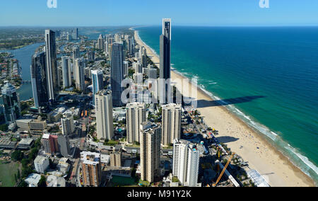 Surfers Paradise, Queensland, Australien - 10. Januar 2018. Blick über Surfers Paradise, mit Wolkenkratzern, Gewerbe- und Wohnbauten. Stockfoto