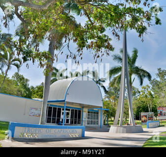Rockhampton, Queensland, Australien - 26. Dezember 2017. Wendekreis des Steinbocks Marker vor die Rockhampton Visitor Centre, mit Bau- und veget Stockfoto