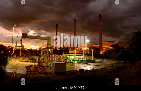 Gladstone, Queensland, Australien - 2. Januar 2018. Außenansicht des NRC Gladstone Kraftpaket bei Sonnenuntergang vor dem tropischen Sturm. Stockfoto