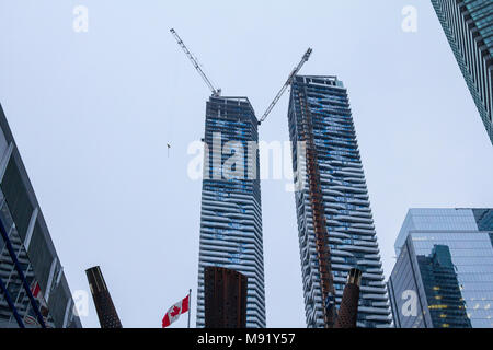 TORONTO, KANADA - 21. Dezember 2016: Eigentumswohnung Skyscraper Baustelle vor der älteren Gebäude in der Innenstadt von Toronto, Ontario, Kanada Bild von C Stockfoto