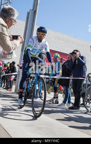 Sant Cugat, Spanien. 21. März, 2018. Rennen Führer Alejandro Valverde am Schild - auf der 3. Etappe der Volta Catalunya 2018. Der Zyklus Rennen fährt von Sant Cugat del Valles, en Route zu Camprodon - von seinem geplanten Ende an Vallter 2000 wegen Lawinengefahr verkürzt. Fährt von Sant Cugat del Valles, en Route zu Camprodon - Kreditkarten: deadlyphoto.com/Alamy leben Nachrichten Stockfoto