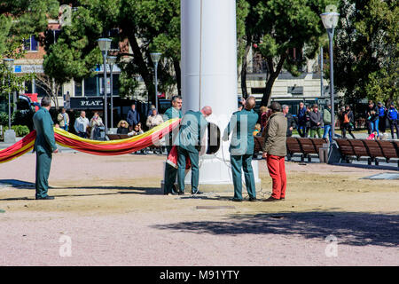 Madrid, Spanien. 21 Mär, 2018. Flagge Anhebung Zeremonie. Gefeiert wird der dritte Mittwoch eines jeden Monats. Die Zeremonie wird von der Guardia Civil Credit: F.J.Carneros/Alamy Leben Nachrichten durchgeführt Stockfoto