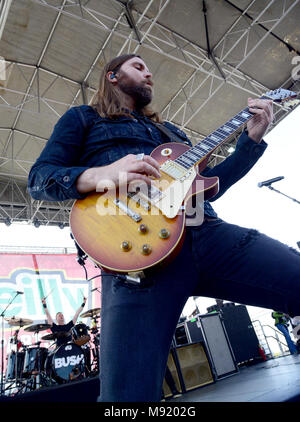 Fontana, CA, USA. 20 Mär, 2018. Musiker - CHRIS TRAYNOR, Lead Gitarre für die Band Bush, die live auf der Bühne vor Beginn der NASCAR Auto Club 400, Auto Club Speedway, Fontana, Kalifornien, USA, 19. März 2018. Kredit Bild cr Scott Mitchell/ZUMA Drücken Sie Credit: Scott Mitchell/ZUMA Draht/Alamy leben Nachrichten Stockfoto