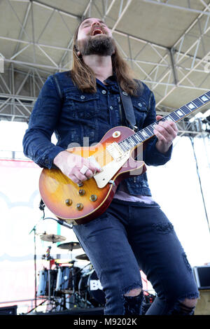 Fontana, CA, USA. 20 Mär, 2018. Musiker - CHRIS TRAYNOR, Lead Gitarre für die Band Bush live auf der Bühne vor Beginn der NASCAR Auto Club 400, Auto Club Speedway, Fontana, Kalifornien, USA, 19. März 2018. Kredit Bild cr Scott Mitchell/ZUMA Drücken Sie Credit: Scott Mitchell/ZUMA Draht/Alamy leben Nachrichten Stockfoto