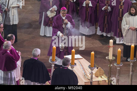 Mainz, Deutschland. 21. März 2018, dem Requiem für Kardinal Karl Lehmann, Bischof von Mainz, im Mainzer Dom. Der Bischof von Mainz, Peter Kohlgraf im Zentrum. m der Kirche, Politik und Gesellschaft das Begräbnis teil. Foto: Boris Roessler/dpa Pool/dpa Quelle: dpa Picture alliance/Alamy leben Nachrichten Stockfoto