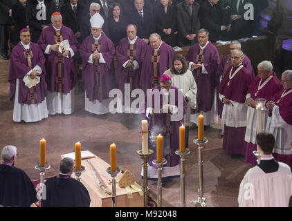 Mainz, Deutschland. 21. März 2018, dem Requiem für Kardinal Karl Lehmann, Bischof von Mainz, im Mainzer Dom. Der Bischof von Mainz, Peter Kohlgraf im Zentrum. m der Kirche, Politik und Gesellschaft das Begräbnis teil. Foto: Boris Roessler/dpa Pool/dpa Quelle: dpa Picture alliance/Alamy leben Nachrichten Stockfoto