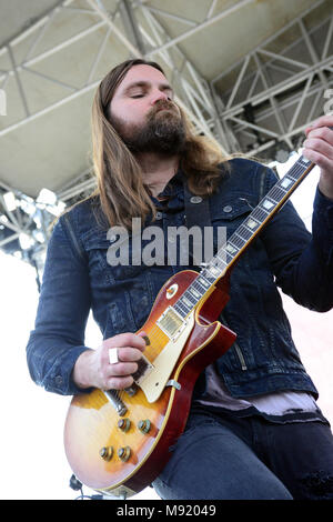 Fontana, CA, USA. 20 Mär, 2018. Musiker - CHRIS TRAYNOR, Lead Gitarre für die Band Bush live auf der Bühne vor Beginn der NASCAR Auto Club 400, Auto Club Speedway, Fontana, Kalifornien, USA, 19. März 2018. Kredit Bild cr Scott Mitchell/ZUMA Drücken Sie Credit: Scott Mitchell/ZUMA Draht/Alamy leben Nachrichten Stockfoto