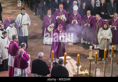 Mainz, Deutschland. 21. März 2018, dem Requiem für Kardinal Karl Lehmann, Bischof von Mainz, im Mainzer Dom. Der Bischof von Mainz, Peter Kohlgraf im Zentrum. m der Kirche, Politik und Gesellschaft das Begräbnis teil. Foto: Boris Roessler/dpa Pool/dpa Quelle: dpa Picture alliance/Alamy leben Nachrichten Stockfoto