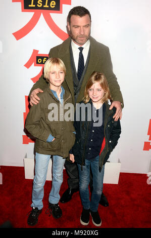 Liev Schreiber und seine Söhne Alexander Peter Schreiber und Samuel Kai Schreiber die Teilnahme an der "Isle of Dogs" Screening im Metropolitan Museum der Kunst am 20. März 2018 in New York City. Stockfoto