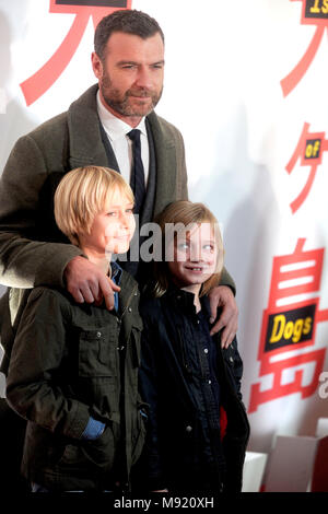 Liev Schreiber und seine Söhne Alexander Peter Schreiber und Samuel Kai Schreiber die Teilnahme an der "Isle of Dogs" Screening im Metropolitan Museum der Kunst am 20. März 2018 in New York City. Stockfoto