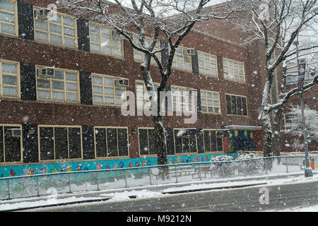 New York, USA. 21 Mär, 2018. Der Sturm Toby geschlossen PS 33 im New Yorker Stadtteil Chelsea am Mittwoch, 21. März 2018, dem zweiten Tag des Frühlings. New York City Bürgermeister Bill De Blasio angekündigt am Tag zuvor, daß Schulen wegen des Sturms geschlossen werden. (© Richard B. Levine) Credit: Richard Levine/Alamy leben Nachrichten Stockfoto