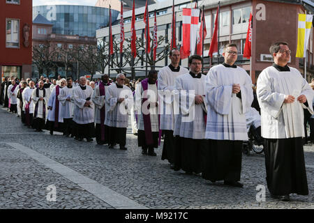 Mainz, Deutschland. 21. März 2018. Priester gehen in der trauerzug von Kardinal Karl Lehmann. Der Beerdigung von Kardinal Karl Lehmann war im Mainzer Dom statt, nach einem Trauerzug von der Augustiner Kirche waren, er lag in der Ruhe. Deutsche Präsident Frank-Walter Steinmeier nahmen an der Beerdigung als Vertreter des deutschen Staates. Quelle: Michael Debets/Alamy leben Nachrichten Stockfoto