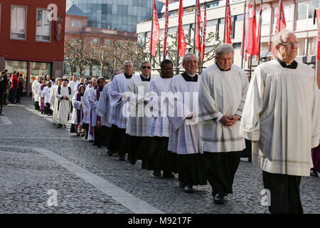 Mainz, Deutschland. 21. März 2018. Priester gehen in der trauerzug von Kardinal Karl Lehmann. Der Beerdigung von Kardinal Karl Lehmann war im Mainzer Dom statt, nach einem Trauerzug von der Augustiner Kirche waren, er lag in der Ruhe. Deutsche Präsident Frank-Walter Steinmeier nahmen an der Beerdigung als Vertreter des deutschen Staates. Quelle: Michael Debets/Alamy leben Nachrichten Stockfoto