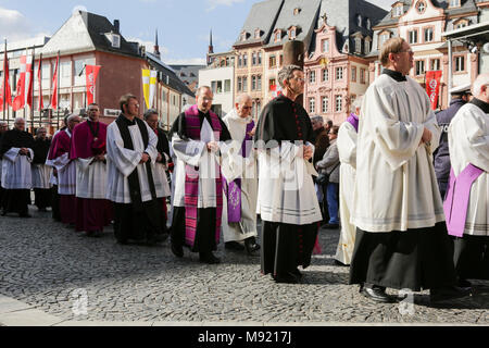 Mainz, Deutschland. 21. März 2018. Priester gehen in der trauerzug von Kardinal Karl Lehmann. Der Beerdigung von Kardinal Karl Lehmann war im Mainzer Dom statt, nach einem Trauerzug von der Augustiner Kirche waren, er lag in der Ruhe. Deutsche Präsident Frank-Walter Steinmeier nahmen an der Beerdigung als Vertreter des deutschen Staates. Quelle: Michael Debets/Alamy leben Nachrichten Stockfoto