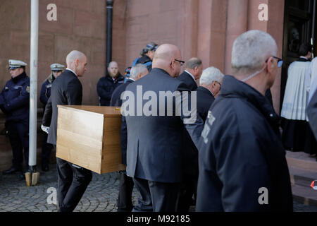 Mainz, Deutschland. 21. März 2018. Der Sarg von Kardinal Karl Lehmann ist in der Mainzer Dom obwohl Tor des Bischofs durchgeführt. Der Beerdigung von Kardinal Karl Lehmann war im Mainzer Dom statt, nach einem Trauerzug von der Augustiner Kirche waren, er lag in der Ruhe. Deutsche Präsident Frank-Walter Steinmeier nahmen an der Beerdigung als Vertreter des deutschen Staates. Quelle: Michael Debets/Alamy leben Nachrichten Stockfoto