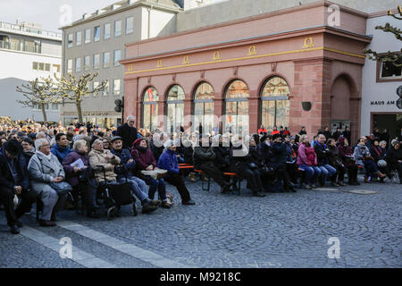 Mainz, Deutschland. 21. März 2018. Die Menschen sind nach der Totenmesse an einem großen Bildschirm außerhalb der Kathedrale. Der Beerdigung von Kardinal Karl Lehmann war im Mainzer Dom statt, nach einem Trauerzug von der Augustiner Kirche waren, er lag in der Ruhe. Deutsche Präsident Frank-Walter Steinmeier nahmen an der Beerdigung als Vertreter des deutschen Staates. Quelle: Michael Debets/Alamy leben Nachrichten Stockfoto