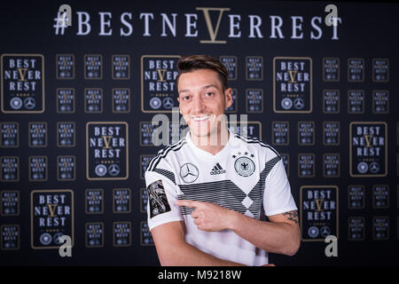 Fussball-WM-Kampagne von Mercedes-Benz" am besten nie Ruhe" gestartet am heutigen withtwoch, 21.03.2018: Mesut Oezil (Deutschland) Eingestellt von Mercedes-Benz. GES/Fussball/DFB-Marketingtag in den Filmstudios Babelsberg, Berlin, 07.11.2017 Fußball: Marketing Aktivitäten der deutschen Nationalmannschaft, Berlin, 07. November 2017 | Verwendung weltweit Stockfoto