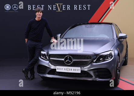 Fussball-WM-Kampagne von Mercedes-Benz" am besten nie Ruhe" gestartet am heutigen withtwoch, 21.03.2018: Bundescoach Joachim Jogi Löw (Deutschland) bin Mercedes-Benz C 400 4Matic. GES/Fussball/DFB-Marketingtag in den Filmstudios Babelsberg, Berlin, 07.11.2017 Fußball: Marketing Aktivitäten der deutschen Nationalmannschaft, Berlin, 07. November 2017 | Verwendung weltweit Stockfoto