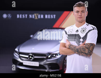 Fussball-WM-Kampagne von Mercedes-Benz" am besten nie Ruhe" gestartet am heutigen withtwoch, 21.03.2018: Toni Kroos (Deutschland) bin Mercedes-Benz C 400 4Matic. GES/Fussball/DFB-Marketingtag in den Filmstudios Babelsberg, Berlin, 07.11.2017 Fußball: Marketing Aktivitäten der deutschen Nationalmannschaft, Berlin, 07. November 2017 | Verwendung weltweit Stockfoto