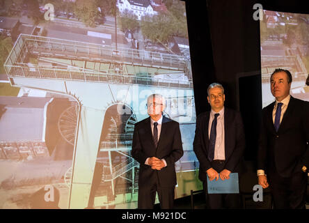 21 März 2018, Deutschland, Dortmund: der Präsident der Deutschen Fußball Liga Reinhard Rauball (L-R), Museum Geschäftsführer Manuel Neukirchner und Vorsitzender des Schalker Aufsichtsrat Clemens Toennies stehen nebeneinander und zu einem Video Installation bei der Eröffnung der Sonderausstellung - FußballLebenRuhrgebiet chichtwechsel' (lit. Schichtwechsel - SoccerLifeRuhrarea) des Deutschen Fußball-Museum. Die Ausstellung beschäftigt sich mit der Ehemaligen enge Verbindung von Fußball-Clubs und Minen. Foto: Bernd Thissen/dpa Stockfoto