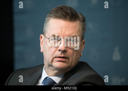 21 März 2018, Deutschland, Dortmund: Der Deutsche Fußball-Bund (DFB) Präsident Reinhard Grindel bei der Eröffnung der Sonderausstellung - FußballLebenRuhrgebiet chichtwechsel' (lit. Schichtwechsel - SoccerLifeRuhrarea) des Deutschen Fußball-Museum. Foto: Bernd Thissen/dpa Stockfoto