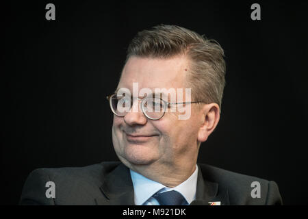 21 März 2018, Deutschland, Dortmund: Der Deutsche Fußball-Bund (DFB) Präsident Reinhard Grindel bei der Eröffnung der Sonderausstellung - FußballLebenRuhrgebiet chichtwechsel' (lit. Schichtwechsel - SoccerLifeRuhrarea) des Deutschen Fußball-Museum. Foto: Bernd Thissen/dpa Stockfoto