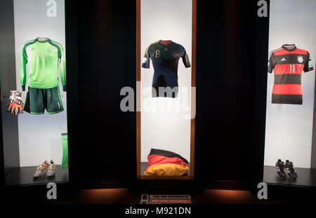 21 März 2018, Deutschland, Dortmund: die Shirts der Deutschen Fußball-Nationalspieler Manuel Neuer, Mesut Ozil und Miroslav Klose (L-R) sind in Vitrinen bei der Eröffnung der Sonderausstellung - FußballLebenRuhrgebiet chichtwechsel' (lit. Schichtwechsel - SoccerLifeRuhrarea) des Deutschen Fußball-Museum. Foto: Bernd Thissen/dpa Stockfoto