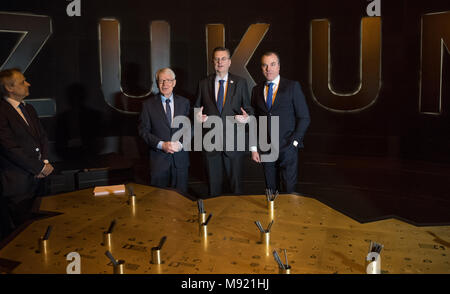 21 März 2018, Deutschland, Dortmund: der Präsident der Deutschen Fußball Liga Reinhard Rauball (L-R), der Deutsche Fußball-Bund (DFB) Präsident Reinhard Grindel und Vorsitzender des Schalker Aufsichtsrat Clemens Toennies posieren für ein Gruppenfoto bei der Eröffnung der Sonderausstellung - FußballLebenRuhrgebiet chichtwechsel' (lit. Schichtwechsel - SoccerLifeRuhrarea) des Deutschen Fußball-Museum. Die Ausstellung beschäftigt sich mit der Ehemaligen enge Verbindung von Fußball-Clubs und Minen. Foto: Bernd Thissen/dpa Stockfoto