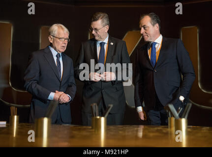 21 März 2018, Deutschland, Dortmund: der Präsident der Deutschen Fußball Liga Reinhard Rauball (L-R), der Deutsche Fußball-Bund (DFB) Präsident Reinhard Grindel und Vorsitzender des Schalker Aufsichtsrat Clemens Toennies posieren für ein Gruppenfoto bei der Eröffnung der Sonderausstellung - FußballLebenRuhrgebiet chichtwechsel' (lit. Schichtwechsel - SoccerLifeRuhrarea) des Deutschen Fußball-Museum. Die Ausstellung beschäftigt sich mit der Ehemaligen enge Verbindung von Fußball-Clubs und Minen. Foto: Bernd Thissen/dpa Stockfoto