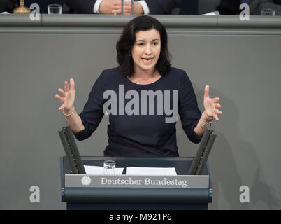 Berlin, Deutschland. 21 Mär, 2018. Dorothee Bär der Christlich Sozialen Union (CSU), Parlamentarischer Staatssekretär im Bundesministerium für Verkehr und digitale Infrastruktur, liefert eine Rede im Deutschen Bundestag. Foto: Christophe Kirschtorte/dpa Quelle: dpa Picture alliance/Alamy leben Nachrichten Stockfoto