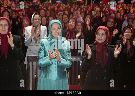 Tirana, Albanien. 20 Mär, 2018. Maryam Rajavi, Zahra Merrikhi (L), iranische Neues Jahr - Maryam Rajavi und Zahra Merrikhi (L), die PMOI Generalsekretär, nahmen an einer Feier zum iranischen neuen Jahr Nowruz, Kennzeichnung am 20. März 2018, bei einer Versammlung der Mitglieder der Organisation der Volksmojahedin des Iran (PMOI/MEK) in Albanien. Credit: siavosh Hosseini/Alamy leben Nachrichten Stockfoto