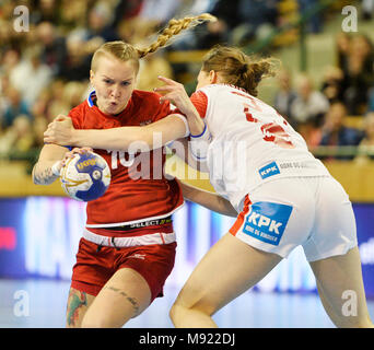 L-R Petra Manakova (CZE) und Kristina Jorgensen (DEN) in Aktion während der Handball europäische nähere Bestimmung der Frauen überein, Gruppe 5, Tschechische Republik vs Dänemark, in Pilsen, Tschechische Republik, am 21. März 2018. (CTK Photo/Miroslav Chaloupka) Stockfoto