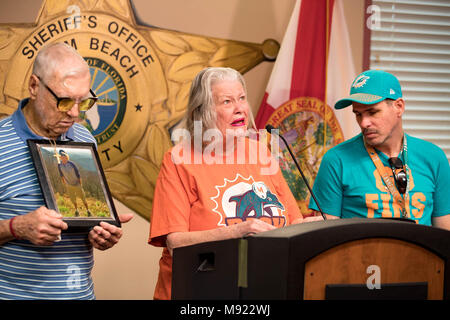 West Palm Beach, Florida, USA. 21 Mär, 2018. Donnerstag ist zwei Jahre seit Thomas Altman wurde in Lake Worth getötet. Atlman's Vater, Thomas, Mutter, Sandra und Bruder, Albert, Appell für Hinweise auf der Pressekonferenz im Büro der Palm Beach County Sheriff's in West Palm Beach, Florida, am 21. März 2018. Credit: Allen Eyestone/der Palm Beach Post/ZUMA Draht/Alamy leben Nachrichten Stockfoto