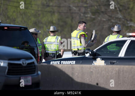 Texas Abt. Öffentliche Sicherheit troopers Guard die Website auf der Interstate-35, wo der Verdacht serial Bomber Mark A. Conditt gestorben Dienstag Nacht in Round Rock, TX. Stockfoto