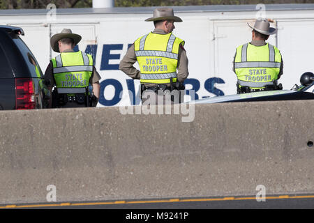 Texas Abt. Öffentliche Sicherheit troopers Guard die Website auf der Interstate-35, wo der Verdacht serial Bomber Mark A. Conditt gestorben Dienstag Nacht in Round Rock, TX. Stockfoto