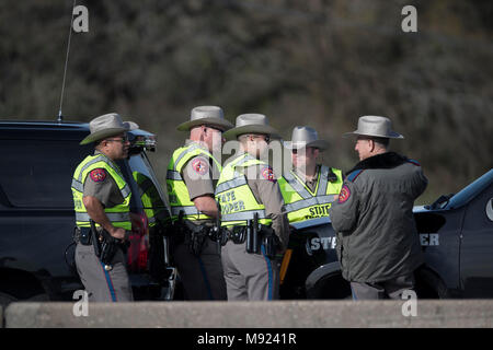 Texas Abt. Öffentliche Sicherheit troopers Guard die Website auf der Interstate-35, wo der Verdacht serial Bomber Mark A. Conditt gestorben Dienstag Nacht in Round Rock, TX. Stockfoto