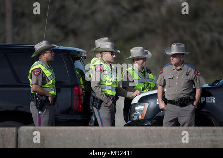 Texas Abt. Öffentliche Sicherheit troopers Guard die Website auf der Interstate-35, wo der Verdacht serial Bomber Mark A. Conditt gestorben Dienstag Nacht in Round Rock, TX. Stockfoto