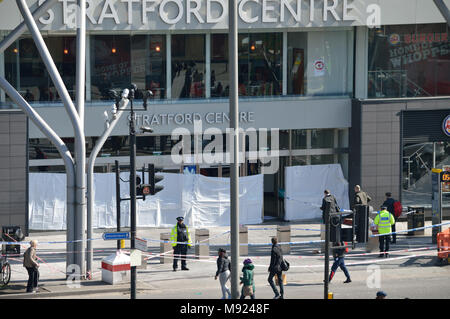 London, UK, 21. März 2018 Polizei Cordon an der Mordszene bei Stratford Einkaufszentrum im Osten von London. Credit: Christy/Alamy Leben Nachrichten. Stockfoto