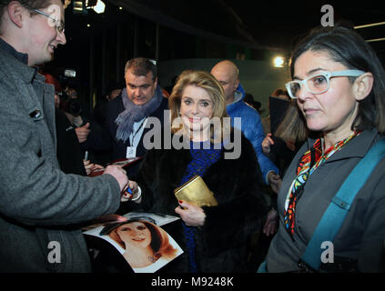 Prag, Tschechische Republik. 21 Mär, 2018. Französische film Legende Catherine Deneuve, begleitet vom Direktor der Febiofest Kamil Spacil, Besuche der Prager Febiofest Filmfestival, obwohl Gesundheit Mühen, Sie von der Teilnahme an der Eröffnung der letzten Woche verhindert, und stellt der Film eine Weihnachtsgeschichte heute Abend von Arnaud Desplechin, Prag, Tschechische Republik, am 21. März 2018. Quelle: Michaela Říhová/CTK Photo/Alamy leben Nachrichten Stockfoto