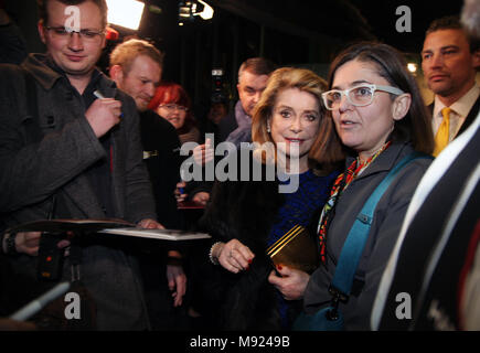 Prag, Tschechische Republik. 21 Mär, 2018. Französische film Legende Catherine Deneuve, begleitet vom Direktor der Febiofest Kamil Spacil, Besuche der Prager Febiofest Filmfestival, obwohl Gesundheit Mühen, Sie von der Teilnahme an der Eröffnung der letzten Woche verhindert, und stellt der Film eine Weihnachtsgeschichte heute Abend von Arnaud Desplechin, Prag, Tschechische Republik, am 21. März 2018. Quelle: Michaela Říhová/CTK Photo/Alamy leben Nachrichten Stockfoto