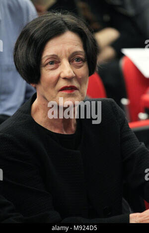 Athen, Griechenland. 21 Mär, 2018. Literaturnobelpreis 2009 deutsche Schriftstellerin Herta Mueller spricht mit Publikum Griechen in Goethe Institut. Credit: aristidis Vafeiadakis/ZUMA Draht/Alamy leben Nachrichten Stockfoto