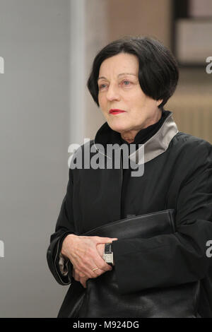 Athen, Griechenland. 21 Mär, 2018. Literaturnobelpreis 2009 deutsche Schriftstellerin Herta Mueller spricht mit Publikum Griechen in Goethe Institut. Credit: aristidis Vafeiadakis/ZUMA Draht/Alamy leben Nachrichten Stockfoto