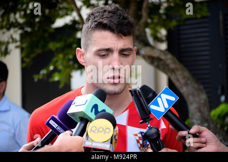 Miami, Florida, USA. 21 Mär, 2018. Vor dem Training ab Es war eine gemischte Zone, in der die kroatische Mateo Kovacic sprach mit einigen Medien vorhanden. Kroatiens Fußball-Nationalmannschaft ein Testspiel gegen Peru am Freitag spielen am 23. März im Hard Rock Cafe Stadion in der Stadt Miami. Credit: Fernando Oduber/SOPA Images/ZUMA Draht/Alamy leben Nachrichten Stockfoto