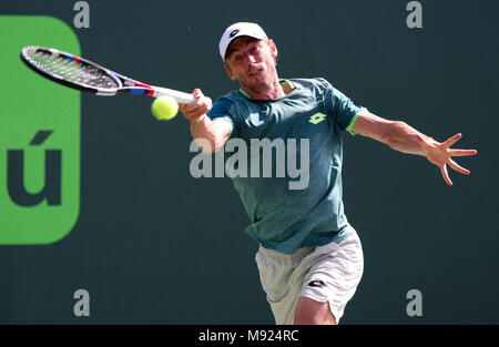 Key Biscayne, Florida, USA. 21 Mär, 2018. John millman aus Australien spielt eine Vorhand gegen Peter Gojowczyk aus Deutschland während der ersten Runde der 2018 Miami öffnen, indem Itaú Professional Tennis Turnier präsentiert, die bei der crandon Park Tennis Center in Key Biscayne, Florida, USA gespielt. Millman gewann 2-6, 6-4, 6-4. Mario Houben/CSM/Alamy leben Nachrichten Stockfoto