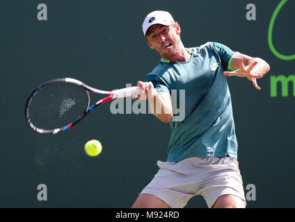 Key Biscayne, Florida, USA. 21 Mär, 2018. John millman aus Australien spielt eine Vorhand gegen Peter Gojowczyk aus Deutschland während der ersten Runde der 2018 Miami öffnen, indem Itaú Professional Tennis Turnier präsentiert, die bei der crandon Park Tennis Center in Key Biscayne, Florida, USA gespielt. Millman gewann 2-6, 6-4, 6-4. Mario Houben/CSM/Alamy leben Nachrichten Stockfoto