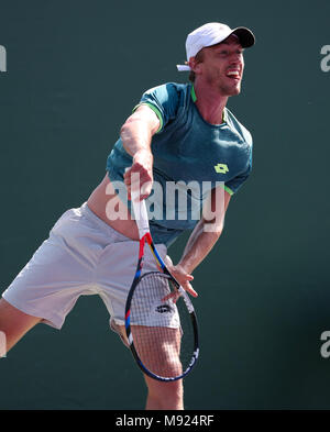 Key Biscayne, Florida, USA. 21 Mär, 2018. John millman aus Australien dient gegen Peter Gojowczyk aus Deutschland während der ersten Runde der 2018 Miami öffnen, indem Itaú Professional Tennis Turnier präsentiert, die bei der crandon Park Tennis Center in Key Biscayne, Florida, USA gespielt. Millman gewann 2-6, 6-4, 6-4. Mario Houben/CSM/Alamy leben Nachrichten Stockfoto